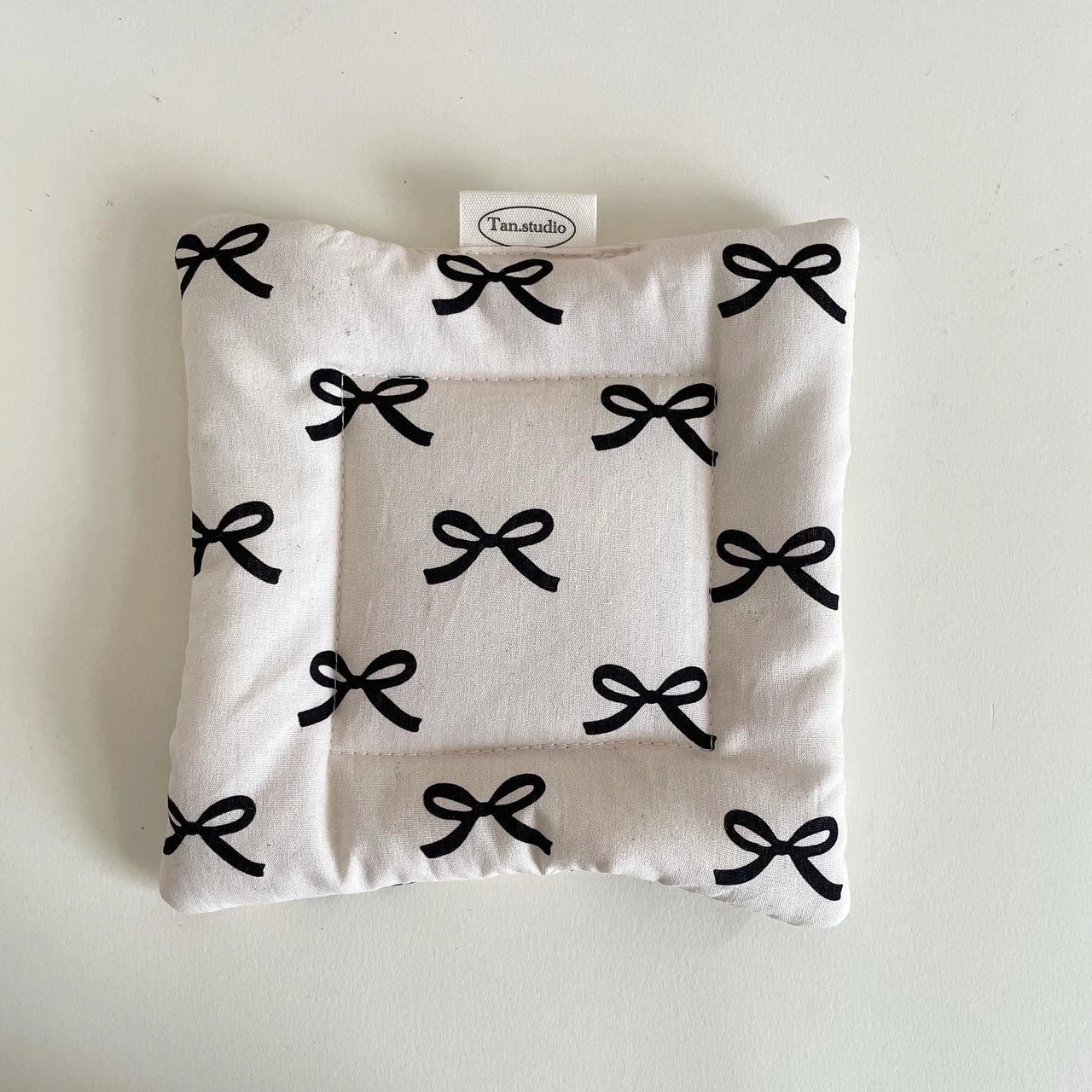 Monyee Beyaz Siyah Bowlu 15x15 Cm İki Yönlü Kalın Pamuklu Isı Yalıtımlı Minder - Kızgın İçecekleri Korumak, Masaya Zevk Ve Fotoğraf Atmosferi Katmak