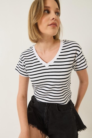 Shade Kadın V Yaka Çizgili Rahat Kalıp Basic T-shirt 60283205 - Siyah-beyaz Siyah - Beyaz