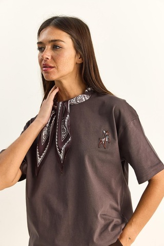 Shade Kadın Ceylan Nakışlı Fularlı Basic Salaş T-shirt 7517 60283977 - Kakao Çok Renkli