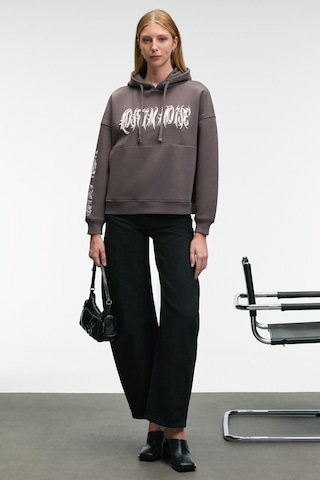 Grimelange ALIRAYNE Kadın Baskılı Oversize Kapüşonlu Kanguru Cep Antrasit Sweatshirt