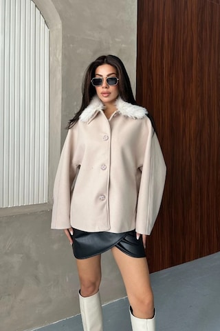 Kadın Bej Kürk Yakalı Kısa Ceket Kaşe Kumaş Oversize Geniş Kol Düğmeli Kışlık Ekru