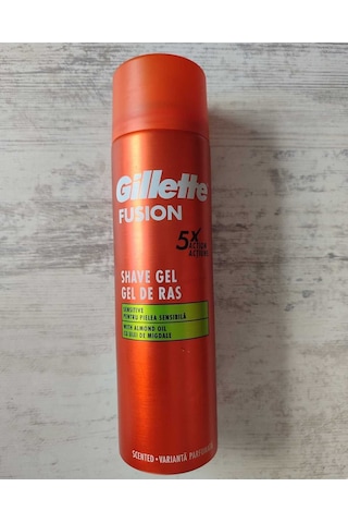 Gillette Fusion5 Tıraş Makinesi + Tıraş Jeli 200 ML