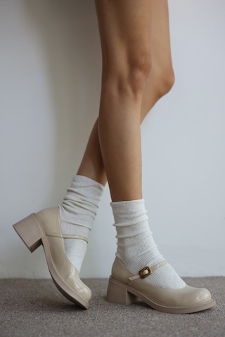 Selin Shoes Nora Kısa Topuklu Bilek Detaylı Gold Aksesuarlı Kadın Loafer- Ekru Rugan Selin Shoes Nora Kısa Topuklu Bilek Detaylı Gold Aksesuarlı Kadın Loafer- Ekru Rugan