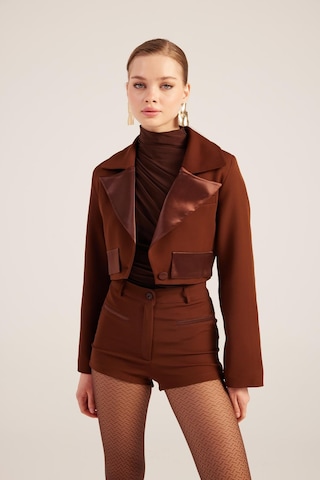 Holly Lolly Yakası Saten Detaylı Camila Crop Blazer Ceket Kahve