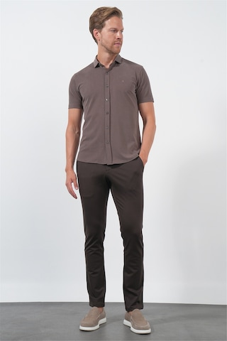İmza Kahverengi İtalyan Yaka Kısa Kol Cepsiz Slim Fit Esnek Gömlek 1004260159 Koyu Kahverengi