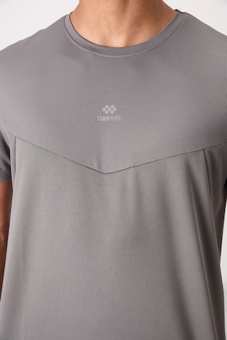 Tommy Life Koyu Gri Polyester Nefes Alan Dokulu İnce Esnek Standart Fit Erkek Performans T-shirt - 88391 Koyu Gri