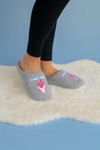 Mommy Ve Baby Shark Anne Terlik Ve Bebek Panduf Terlik Ve Panduf Ayrı Satılmaktadır. Gri