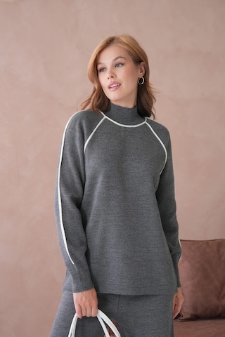 Kadın Dik Yaka Yarım Pat Fermuar Yırtmaçlı Kazak Pantolon İkili Triko Takım Gri