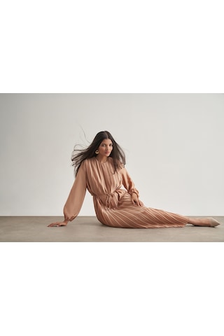 Mizalle Saten Dokulu İnce Piliseli Bej Rengi Maksi Elbise Bej