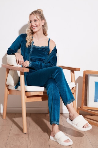 Lela Regular Fit Dantelli Yumuşak Dokulu Sabahlıklı Kadife Bayan Pijama Takımı 6095545 Nefti
