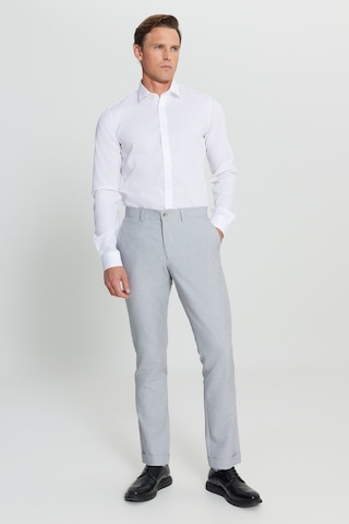 Erkek Beyaz Ütü Gerektirmeyen Ekstra Slim Fit Klasik Yaka %100 Pamuk Gömlek Beyaz