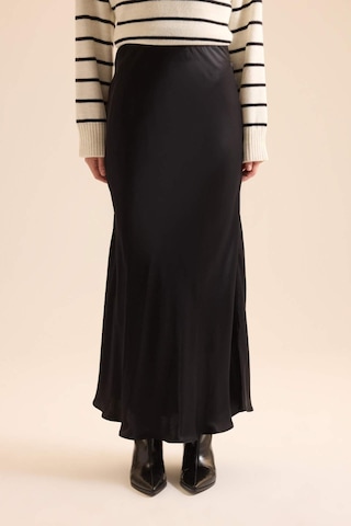 DeFacto A Kesim Normal Bel Saten Maxi Etek D6930AXNSBK81 Siyah