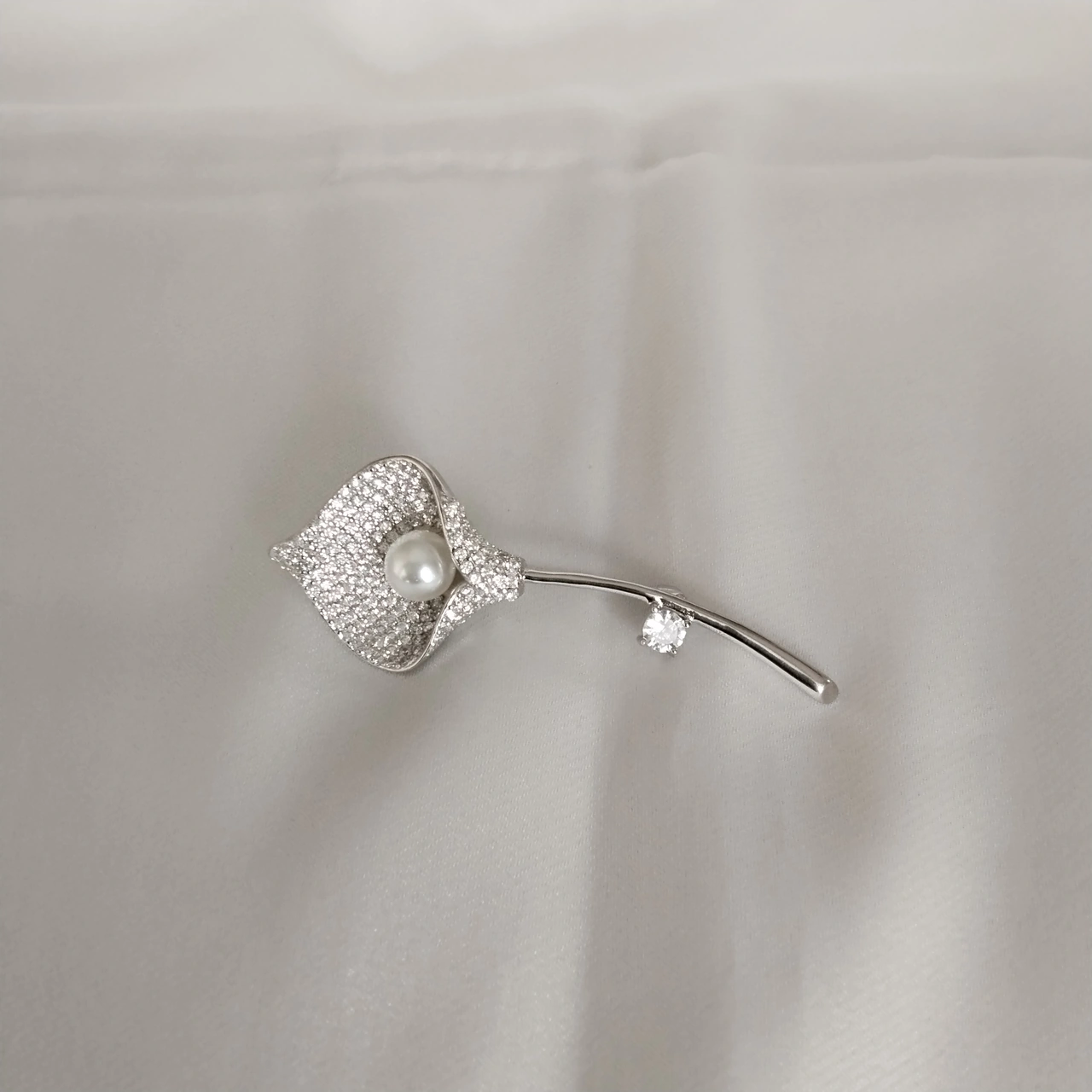 925 Ayar Gümüş Kadın Broş- İncili Lale Detaylı Gümüş