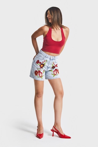 it's basic Kadın Ice Kot Rengi 3s5-3 Kırmızı Çiçek Nakışlı Midi Boy %100 Koton Rahat Kesim Tasarım Denim Şort Ice Rengi