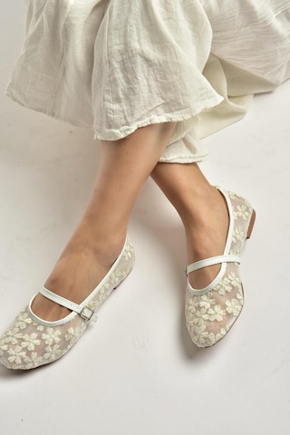 Fox Shoes Y726711415 Beyaz File Çiçek Motif İşlemeli Kadın Babet Beyaz