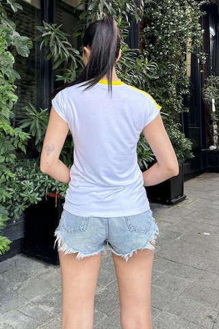 Kadın Beyaz Omuz Ve Yaka Detaylı, Renk Bloklu Garnili Kısa Kol T-shirt Bluz Beyaz