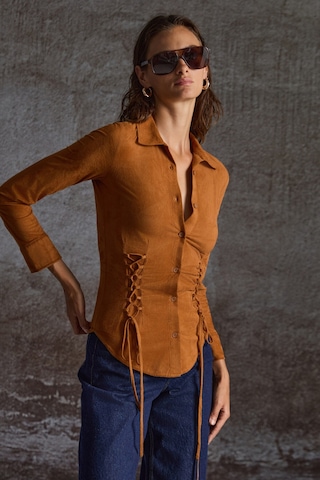 Grimelange Bogotan Kadın Slim Fit Vücudu Saran Süet Belden Bağlamalı Ipli Kahverengi Gömlek Kahverengi