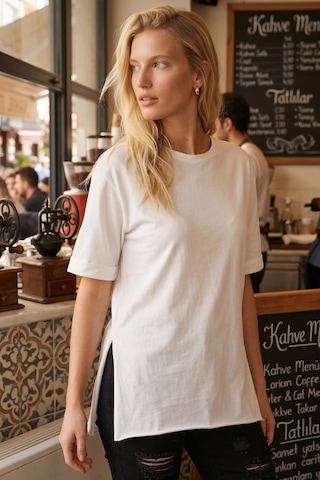 Armonika Kadın Krem Yuvarlak Yaka Duble Kol Yanları Yırtmaçlı Pamuklu T-shirt Arm-26y137001