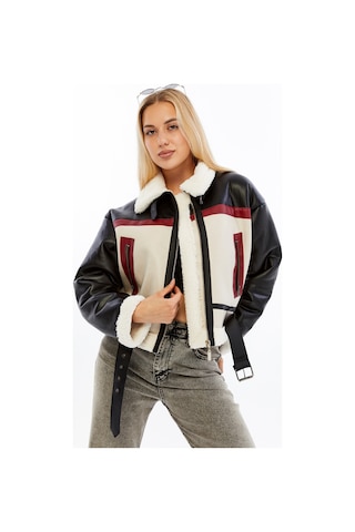 Kadın Beyaz Kürklü Tokalı Crop Mont Beyaz