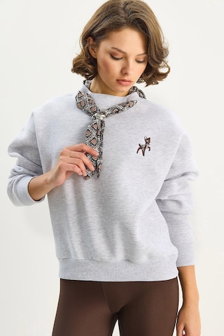Shade Kadın Fular Detaylı Ceylan Nakışlı Üç İplik Şardonlu Oversize Sweatshirt 6916 60283615 - Gri