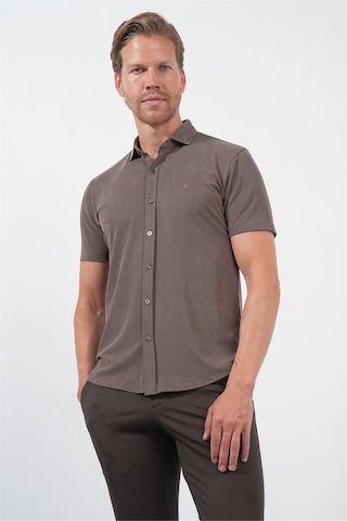 İmza Kahverengi İtalyan Yaka Kısa Kol Cepsiz Slim Fit Esnek Gömlek 1004260159 Koyu Kahverengi