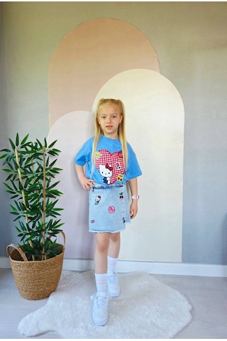 Superbaby Kız Çocuk Hello Kitty Temalı İkili Takım - Krem Nakışlı Tişört Ve Aksesuarlı Denim Şort Etek Kombini Mavi Superbaby Kız Çocuk Hello Kitty Temalı İkili Takım - Krem Nakışlı Tişört Ve Aksesuarlı Denim Şort Etek Kombini Mavi