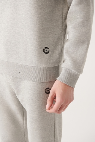 Avva Bisiklet Yaka İçi Polarlı 3 İplik Pamuklu Standart Fit Normal Kesim Unisex Sweatshirt Gri E001017 Gri
