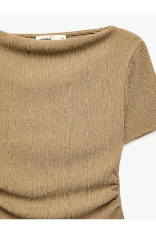 Koton Slim Fit Büzgü Detaylı Bürümcük Kayık Yaka Kısa Kollu Asimetrik Tişört Deve Tüyü 7wak50082ek Taba