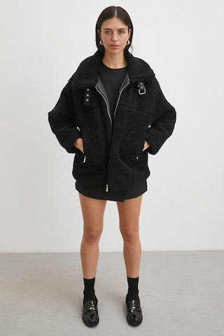 Yaka Detaylı Peluş Mont Siyah Siyah