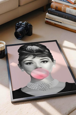 Audrey Hepburn Pembe Sakız Balonu Çerçeveli Tablo - Pop Art Poster Tablo