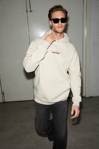 Grimelange Tuxon Erkek Yumuşacık İçi Polarlı Baskı Detaylı Kangru Cepli Regular Taş Rengi Sweatshirt Taş Rengi