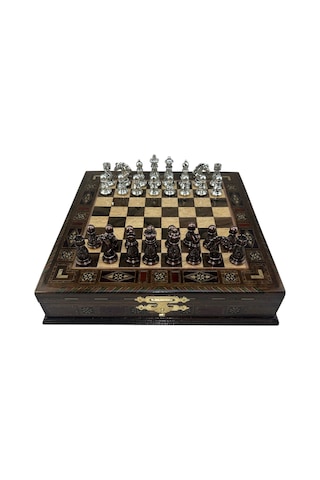 Gifthome Premium Orta Boy Metal İşlemeli Klasik Satranç Takımı Ve Sandıklı Masif Ahşap Satranç Tahtası 28x28x5,5 Cm.