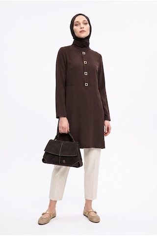 Armine Trend Metal Aksesuar Detaylı Hakim Yaka Tunik Kahverengi 26yt485