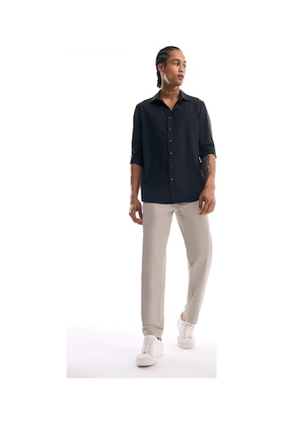 DeFacto Slim Fit Dar Kesim Polo Yaka Esnek Kumaş Basic Düz Uzun Kollu Siyah Gömlek B6491AX25SPBK81