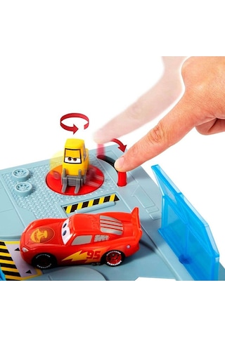 Disney ve Pixar Arabaları Yolda Dinoco Rusteze Yarış Merkezi HGV6