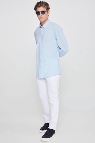 AC&Co / Altınyıldız Classics Erkek Acık Mavı Pamuklu Tailored Slim Fit Dar Kesim Düğmeli Yaka Örme Gömlek