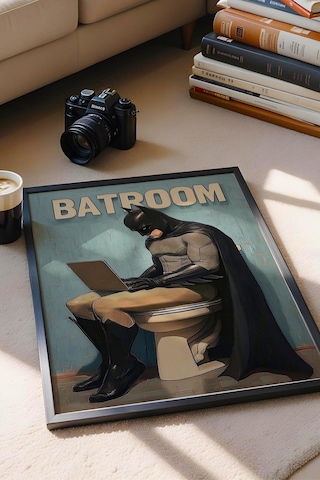Tuvalette Laptop Kullanan Batman Çerçeveli Tablo - Wc Tuvalet İçin Tablo
