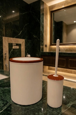 Makri Home 2'li Banyo Seti, Çöp Kovası Ve Wc Fırçalık, Beyaz, Hacim: 6 Litre Beyaz