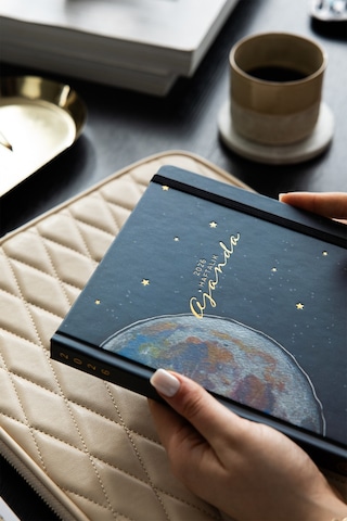 2026 Dikey Haftalık Ajanda 12 Aylık Sert Kapak 18 X 20 Cm - Ay Siyah