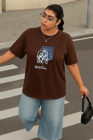 Büyük Beden Çizgili Kadın Figürü Baskılı Unisex Tişört Kahverengi