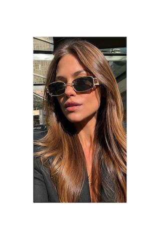 Kadın Güneş Gözlüğü Dikdörtgen Tasarım Krem Çerçeve Siyah Piercingli Halkalı Cam Çok Renkli