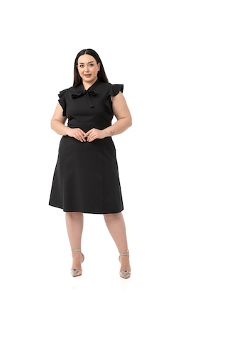 Büyük Beden Yakası Fularlı Kolları Volanlı Midi Siyah Elbise Siyah