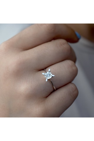 0.06 Ct Lazerli Pırlanta Badem Tırnak Tektaş Yüzük