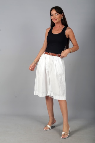 By Saygı Kadın Beli Lastikli Cepli Diz Altı Bermuda İtaly Cotton Şort Beyaz