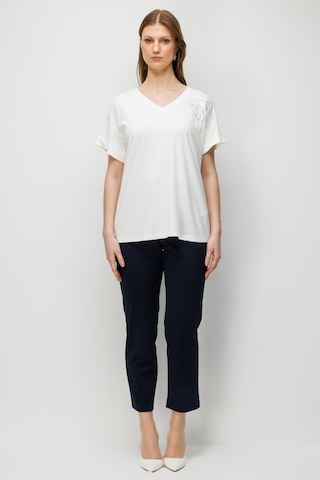 On Kadın Büyük Beden Tek Omzu Zincirli V Yaka T-shirt 71368 Ekru