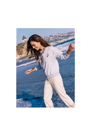 Onloox Kadın Gri Gri Pamuklu Üç İplik Şardonlu Oversize Fular Detaylı Ceylan Nakışlı Sweatshirt