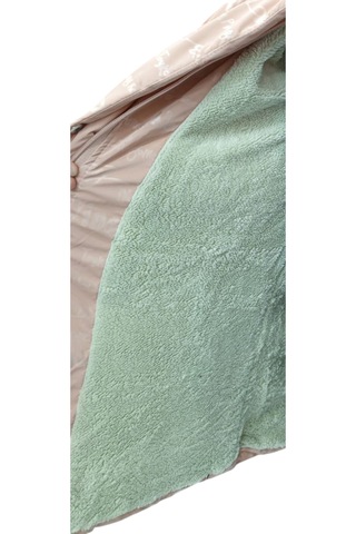 Kız Çocuk Yazı Desenli Kapüşonu Çıkabilen İçi Peluş Astarlı Pudra Renk Midi Boy Mont Pudra