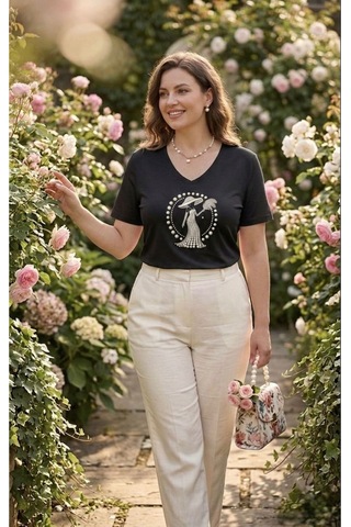 V Yaka İnci Taş İşlemeli Şapkalı Kadın Figürlü Premium T-shirt Siyah