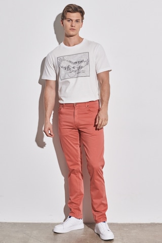 Wrangler Erkek Texas Slim Fit Dar Kesim Normal Bel Kiremit Esnek Pantolon W12SEAXAP Gülkurusu