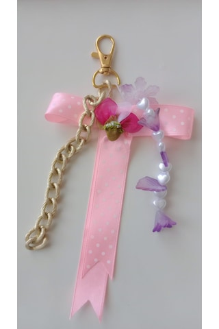 Wisheratelier Büyük Fiyonklu Mor Boncuklu Ve Simli Zincirli Çanta Charmı Anahtarlık Açık Pembe Wisheratelier Büyük Fiyonklu Mor Boncuklu Ve Simli Zincirli Çanta Charmı Anahtarlık Açık Pembe